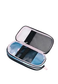 Custodia nera e blu con zip, foderata in rosa e dotata di tasche in rete all'interno; presenta un motivo floreale sul tessuto interno.