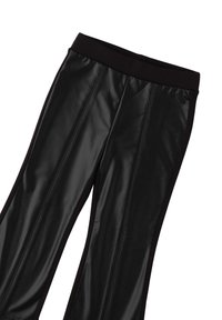 Pantaloni in ecopelle nera con una vita alta, dotati di due cuciture verticali lungo ogni gamba e pannelli in tessuto a contrasto sui lati.
