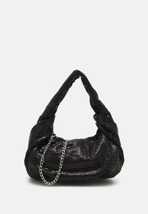 Bolso negro de tela texturizada, con un diseño relajado, mango curvado y una correa de cadena plateada para un detalle adicional.