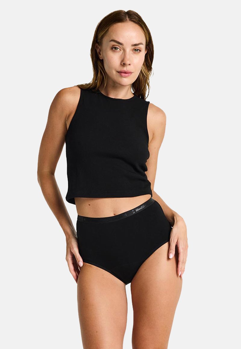 Top court noir avec encolure ronde et design sans manches, associé à des culottes taille haute noires avec une ceinture élastique à logo.