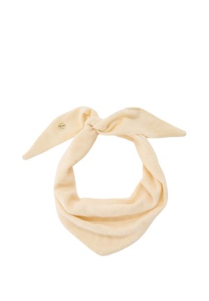 Écharpe de cou en tissu doux couleur crème, nouée en un nœud lâche avec un petit emblème rond en or à une extrémité, isolée sur fond blanc.