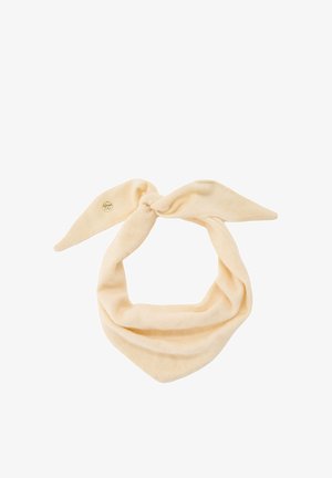 Bufanda de tela suave color crema atada con un nudo suelto y un pequeño emblema redondo dorado en un extremo, aislada sobre un fondo blanco.