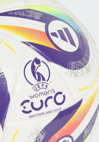 Pallone da calcio bianco con accenti viola e neon. Presenta il logo dell'UEFA Women's Euro 2025. Texture liscia, modelli di colore distintivi e grafiche.