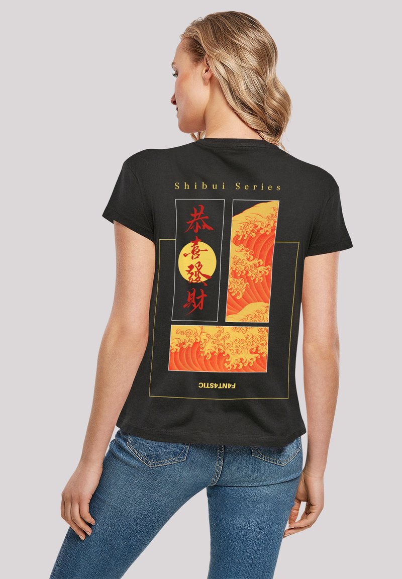 Schwarzes T-Shirt mit einem bunten grafischen Design auf der Rückseite, mit Wellen und japanischen Schriftzeichen in Rot- und Orangetönen.