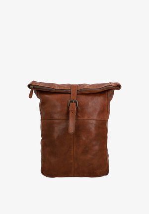 Sac à dos en cuir marron avec fermeture à enroulement sécurisée par une sangle centrale à boucle, surface lisse texturée et détails de couture visibles.
