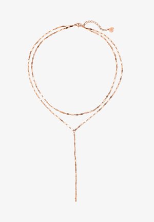 Collana a strati in oro rosa con anelli ovali allungati, un ciondolo lariat al centro e chiusura regolabile con un piccolo charm.