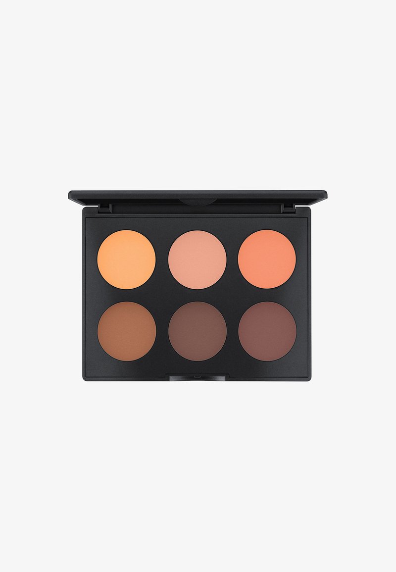 Palette de maquillage à six teintes mettant en avant des nuances mates d'orange, de pêche et de marron. Étui noir au texture lisse avec des compartiments transparents.