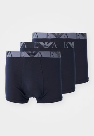 Trois paires de boxer bleu marine avec une ceinture élastique grise, présentant un design de logo et une texture douce et lisse.