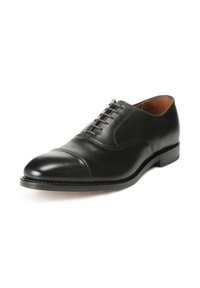 Scarpa da uomo in pelle nera con punta a cappuccio e lacci. Presenta una texture liscia, punta rotonda e tacco basso impilato.