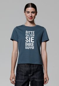 watapparel BITTE HALTEN SIE IHRE BAPPM - T-Shirt print - stargazer