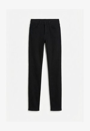 Μαύρο τζιν στενής εφαρμογής με μπροστινές και πίσω τσέπες και θηλιές για ζώνη, απλωμένο σε λευκό φόντο.