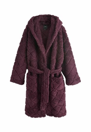Plommefarvet lilla quiltet fleece badekåbe med hætte, to forlommer, lange ærmer og tilhørende bælte bundet i taljen.