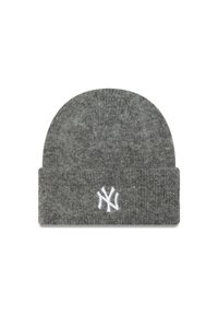 Gorro de punto gris con un dobladillo enrollado y un logo bordado en blanco en la parte frontal. Hecho de una tela suave con un acabado texturizado.