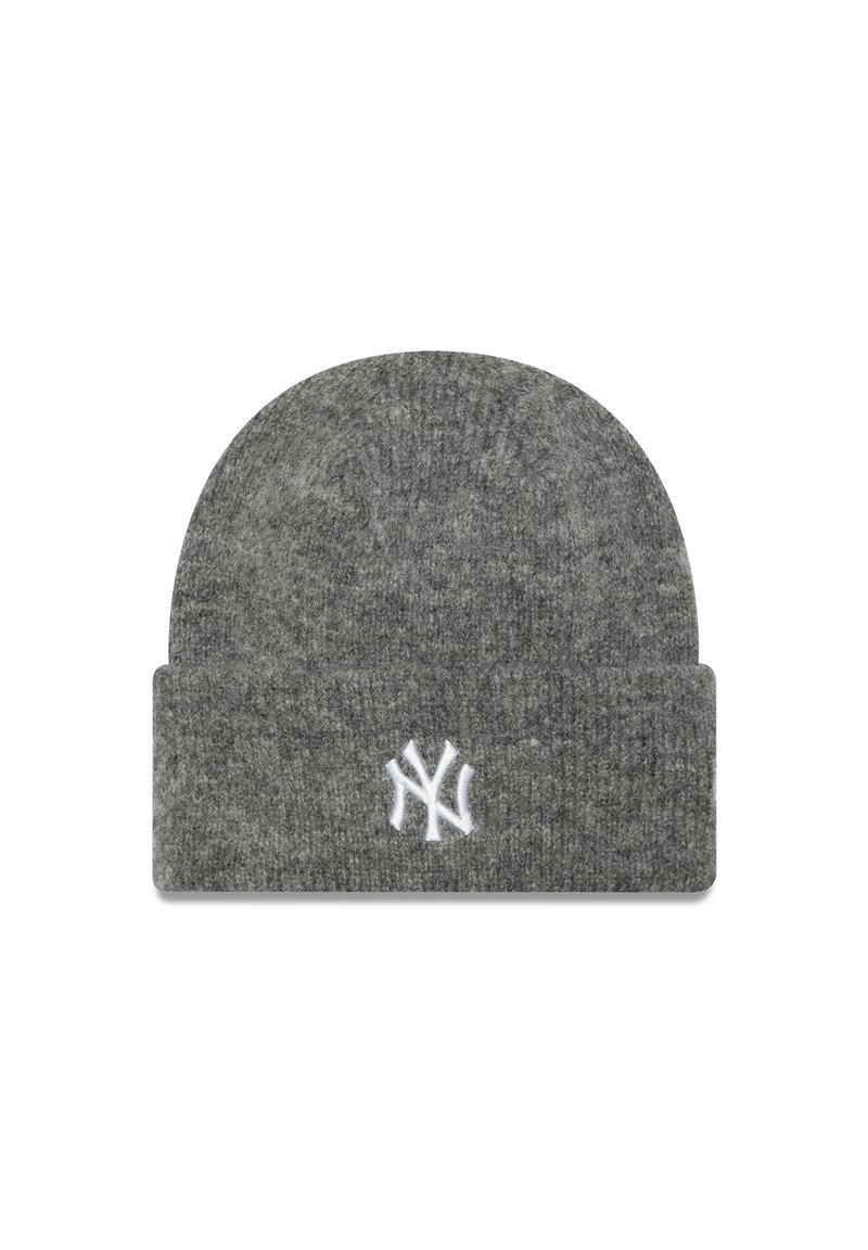 Gorro de punto gris con un dobladillo enrollado y un logo bordado en blanco en la parte frontal. Hecho de una tela suave con un acabado texturizado.