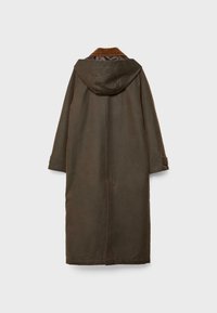 Lunga giacca marrone con cappuccio e colletto a coste marroni, esposta piatta dal retro su uno sfondo neutro.