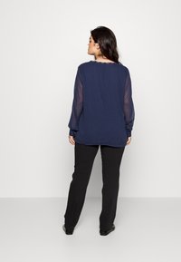 ONLY Carmakoma CARHIRIS  PUSH UP - Ļoti pieguloši džinsi - washed black