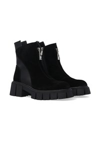 Zwarte enkellaarsjes met een combinatie van suede en leer, dubbele zijritsen, stevige rubberen zolen en een strak ontwerp.