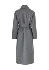 Grå uldfrakke med et langt, struktureret design, notch-krave, bælte i taljen og lange ærmer. Glat tekstur med en skræddersyet finish.