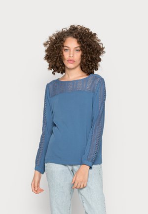 Camisola de mangas longas azul com detalhes em renda nos ombros e mangas, feita de tecido suave, com decote redondo e corte descontraído.