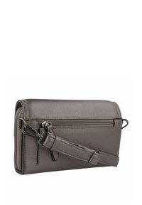 Bolso cruzado de cuero gris con un acabado texturizado, que cuenta con un bolsillo delantero con cremallera y una correa ajustable. Forma rectangular compacta.