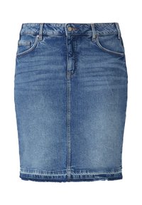 Denimrock in Mittelblau, mit fünf Taschen, Gürtelschlaufen und fransigem Saum. Klassischer Schnitt mit glatter Textur und sichtbaren Nähten.