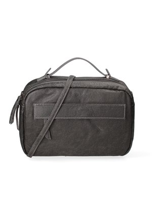 Zwarte leren rechthoekige handtas met bovenhandvat, horizontale riempjes aan de voorkant en verstelbare schouderriem, geïsoleerd op een witte achtergrond.