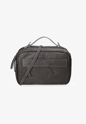 Borsa rettangolare in pelle nera con manico superiore, dettaglio a fascia orizzontale sulla parte anteriore e tracolla regolabile, isolata su sfondo bianco.