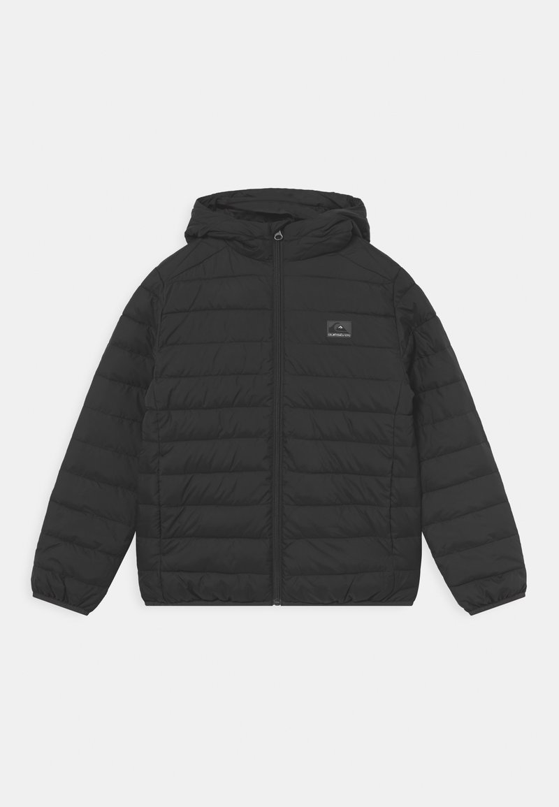 Veste noire matelassée à capuche avec fermeture éclair à l'avant et patch logo sur la poitrine gauche.