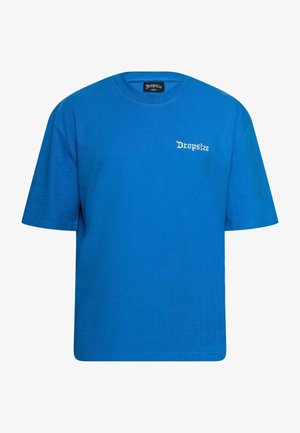 T-shirt blu a maniche corte con scollo rotondo e piccolo testo bianco "Dropsize" sul petto sinistro.