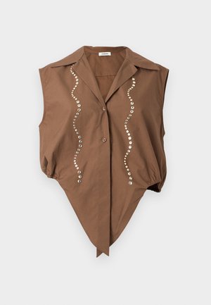 Blouse marron sans manches avec col pointu, boutons sur le devant, côtés froncés, et deux lignes verticales ondulées de clous argentés sur le devant.