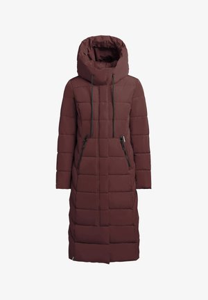 Manteau matelassé long marron avec un col haut rembourré, deux poches latérales zippées et un motif matelassé, présentant une silhouette droite.
