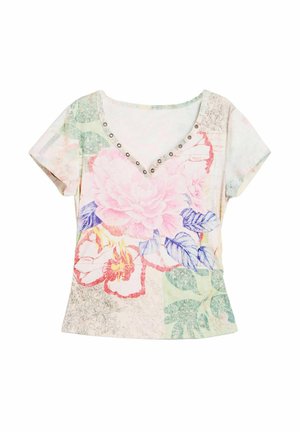 Top femme à manches courtes col en V avec un grand imprimé floral rose et rouge et des feuilles bleues sur un fond patchwork pastel.