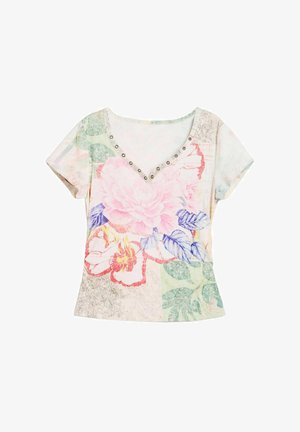 Top femme à manches courtes col en V avec un grand imprimé floral rose et rouge et des feuilles bleues sur un fond patchwork pastel.