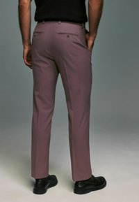 Next MOTIONFLEX  TAILORED - Kostymbyxor - purple