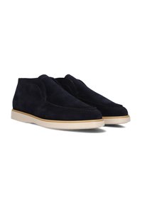 Donkerblauwe suède schoenen met een gladde textuur, voorzien van een beige rubberen zool en subtiele stikselaccenten langs de randen.