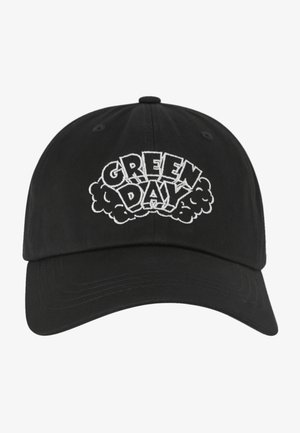 Musta puuvillainen baseball-lippis, jossa on vahvasti valkoisella tekstillä "GREEN DAY" sekä pilviaksonteja. Suunnittelu on rakenteeltaan rento ja kaarevalla lippaalla.