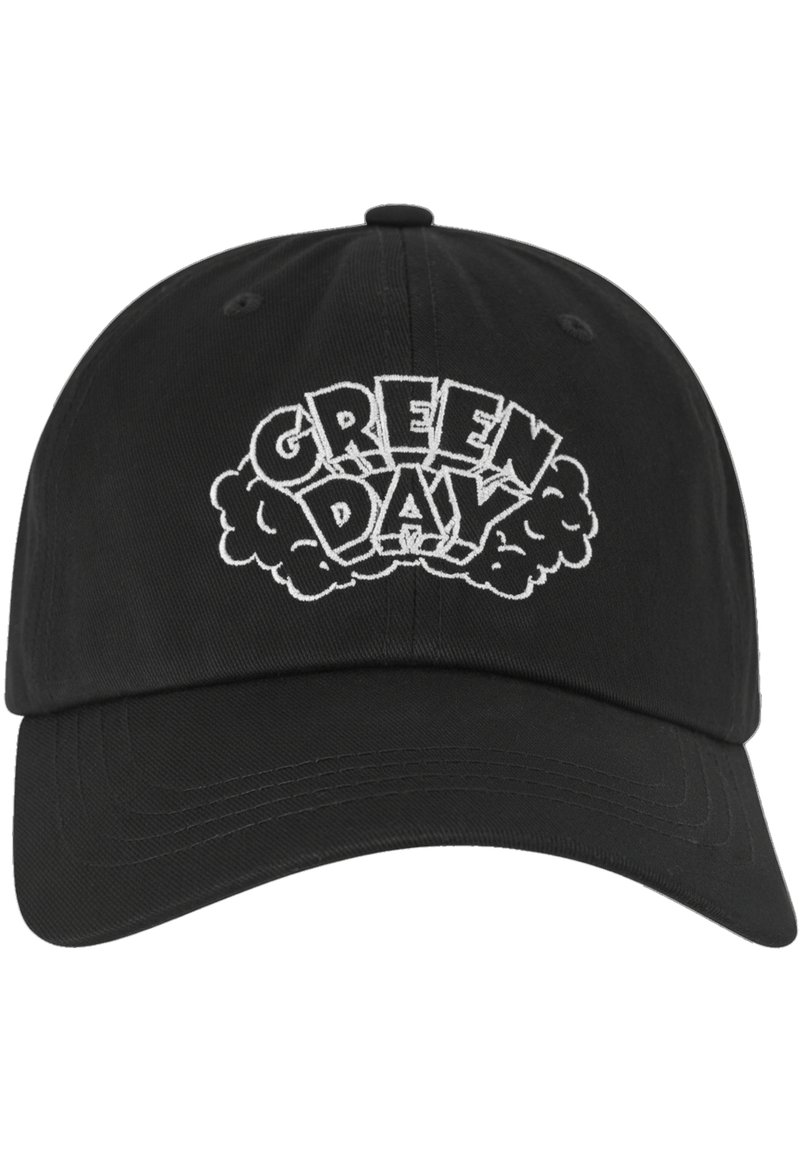 Sort bomulds baseball cap med teksten "GREEN DAY" i fed hvid skrift med sky-accenter. Designet er ustruktureret med en buet skygge.