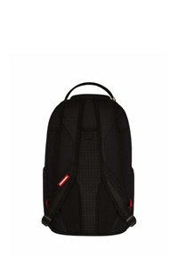 Mochila negra con correas acolchadas y un panel trasero texturizado. Incluye un asa en la parte superior y bolsillos laterales, con acentos rojos y una marca.