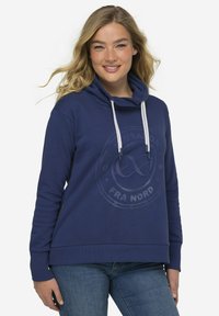 Felpa blu navy con collo a cowl, lacci e logo stampato testurizzato sul davanti. Polsini e orlo a coste, in morbido materiale jersey.
