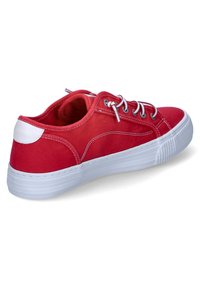 Sneaker in tela rossa con suola in gomma bianca, accento bianco sul tallone, punta rotonda e lacci grigi. Presenta dettagli cuciti sulla parte superiore.
