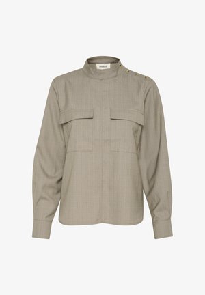 Gaiši pelēka blūze, izgatavota no struktūrēta auduma, ar stāvu apkakli, divām priekšējām kabatām un zelta pogu akcentiem uz pleciem.