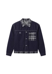 Veste en denim foncé avec des boutons argentés, col à carreaux noir et blanc, poche poitrine et bordure en bas, avec un petit logo blanc sur la poitrine gauche.