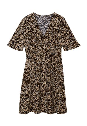 Leopardmønstret kjole i beige og sort, med korte ærmer, V-halsudskæring, sammenrullet talje og udsyet nederdel, fremstillet af blødt stof.