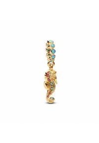 Charm a forma di cavalluccio marino in tonalità oro con pietre multicolori, tra cui rosa e turchese. Presenta accenti lucidati e un design con coda a spirale.