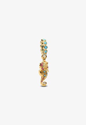 Charm a forma di cavalluccio marino in tonalità oro con pietre multicolori, tra cui rosa e turchese. Presenta accenti lucidati e un design con coda a spirale.