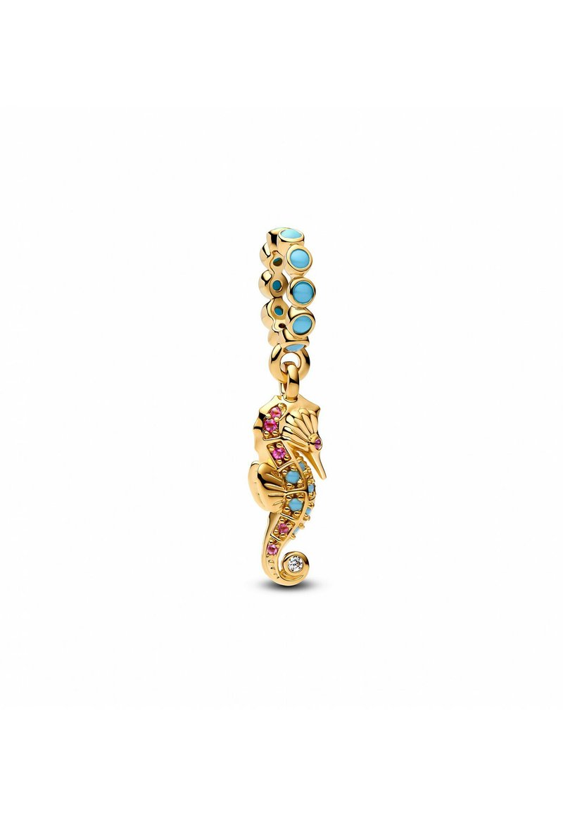 Charm a forma di cavalluccio marino in tonalità oro con pietre multicolori, tra cui rosa e turchese. Presenta accenti lucidati e un design con coda a spirale.