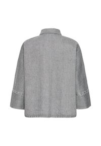 Veste en jean grise, coupe ample, manches mi-longues, col classique, tissu texturé avec des rayures subtiles, ourlet et poignets simples.