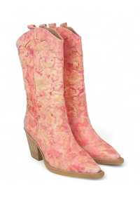 Botas de vaquero rosas con un patrón floral, puntera puntiaguda y un tacón de madera apilado. Hechas de un material suave y texturizado con costuras decorativas.