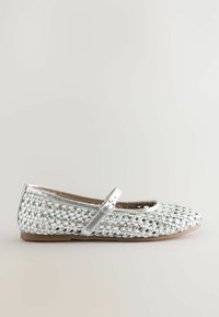 Ballerine in argento intrecciato con punta rotonda e cinturino, caratterizzate da una superficie liscia e lucida e un design intrecciato testurizzato. Suola piatta.