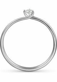 Schmale silberne Verlobungsring mit einem einzelnen runden Diamanten, der von gekreuzten Krappen gehalten wird, auf weißem Hintergrund.